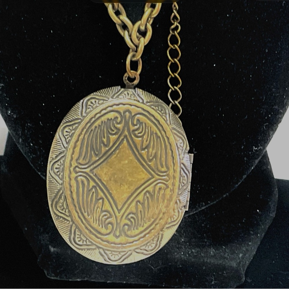 CLM Oval Locket with Rhinestone Crown Front - Picture 7 of 9